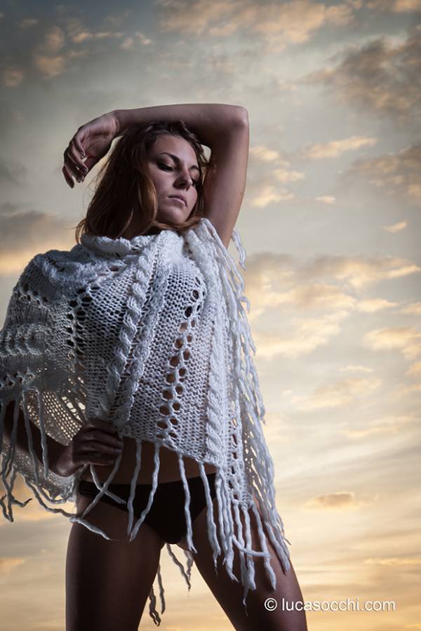 modella in controluce con poncho