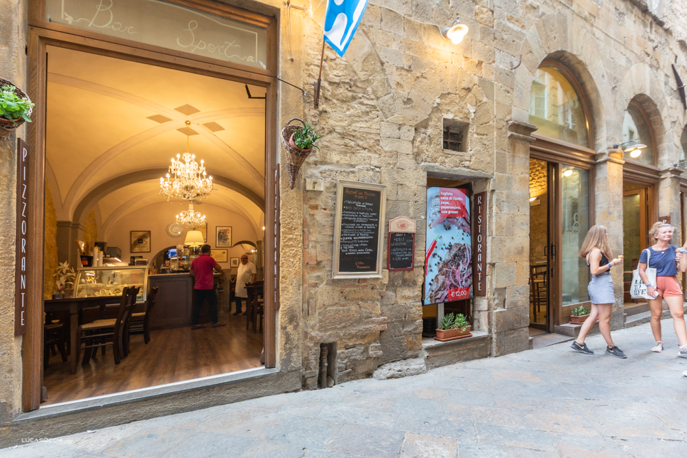 un installazione digital signage in verticale per ristorante