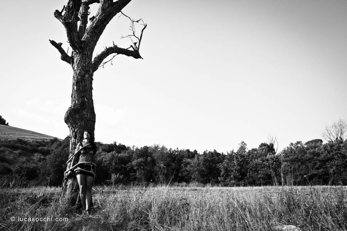 ragazza legata ad albero con canapo